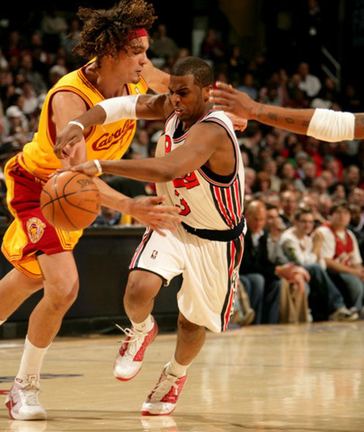 Anderson Varejao verst hér Chris Paul í leiknum í nótt.