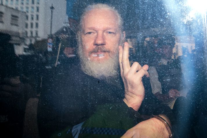 Julian Assange handtekinn í sendiráði Ekvador 11. apríl 2019. Hann hefur síðan þá verið fangi í rammgerðasta fangelsi Bretlands.