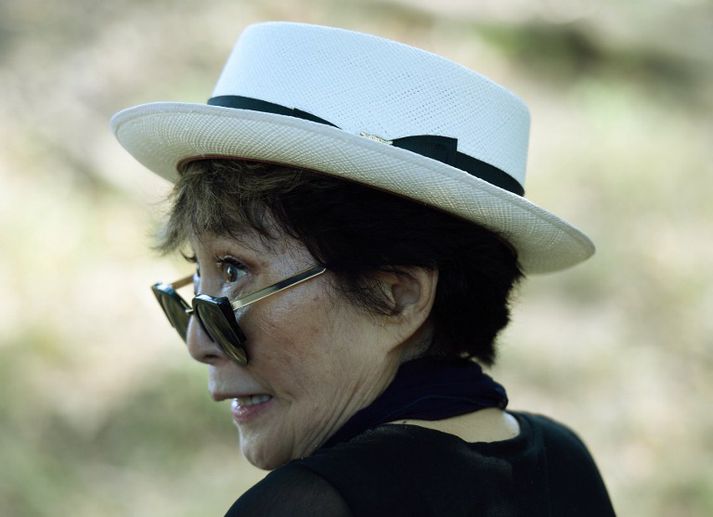 Yoko Ono vill með þessu minnast þess að 75 ár verða í ár liðin frá fæðingardegi John Lennon