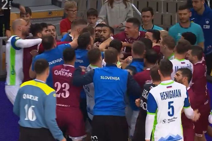 Það gekk mikið á í látunum á milli leikmanna í æfingarleik Slóveníu og Katars í dag. Bæði lið eru á leiðinni á HM í handbolta seinna í þessum mánuði.