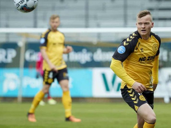 Aron Sigurðarson fer með nýliðum Horsens upp í 2. sæti deildarinnar eftir sigur á meisturum FCK.