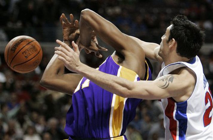 Carlos Delfino, leikmaður Pistons, berst um boltann við Lakers-manninn Andrew Bynum.