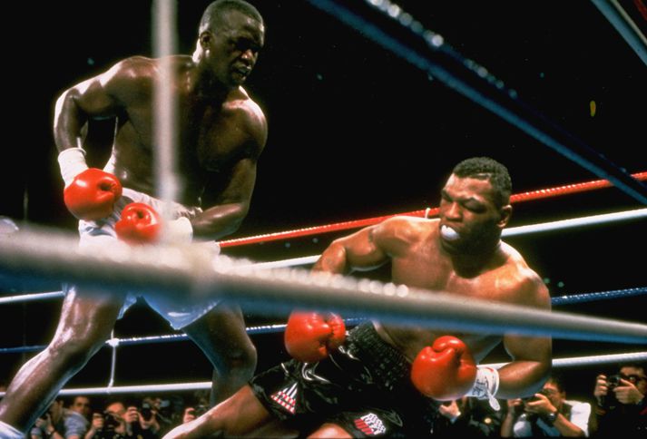 Buster Douglas varð sá fyrsti til að slá Mike Tyson í gólfið.