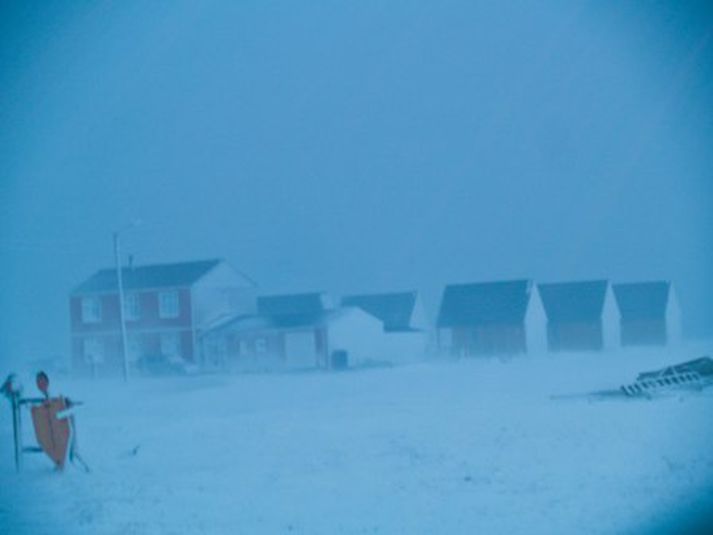 Mikill snjór er á Eskifirði eins og sést á þessari mynd sem var tekin þar fyrir stundu