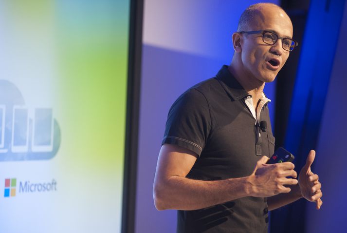 Satya Nadella talar um Office fyrir iPad á Microsoft-viðburði.