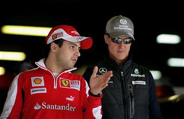 Felipe Massa og Michael Schumacher ræða málin í Barcelona. Þeir störfuðu saman hjá Ferrari á sínum tíma.