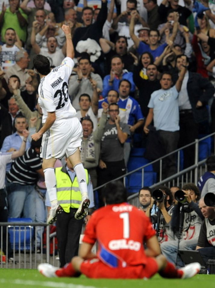 Gonzalo Higuain fangar öðru marka sinna á Santiago Bernabeu í kvöld.