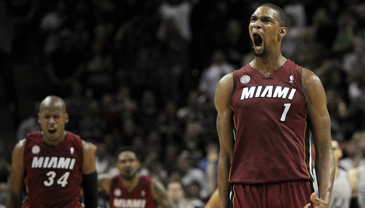 Chris Bosh fagnar hér sigurkörfunni í nótt.