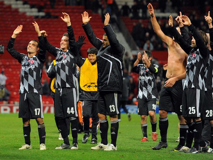 Leikmenn Besiktas fagna hér sigri sínum á Old Trafford í kvöld.