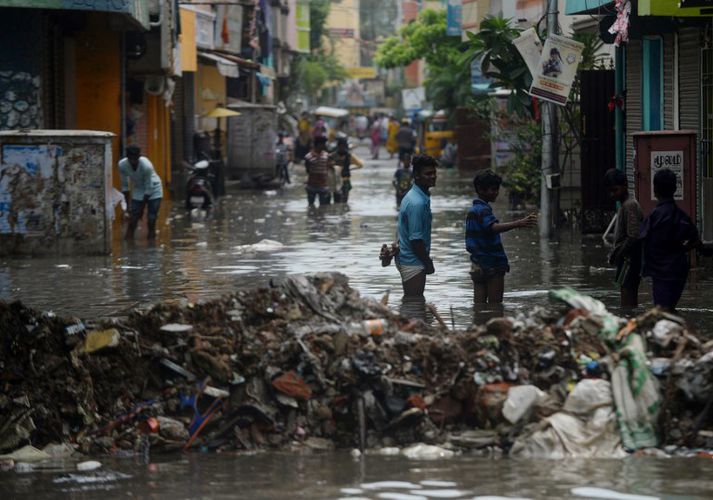 Íbúar í Chennai hafa reynt að setja upp bráðabirgðastíflur til að stjórna vatnselgnum í borginni.