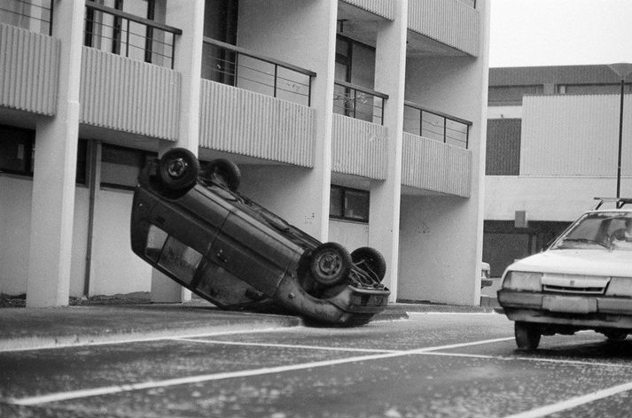 Þessi bíll fór í flugferð í óveðrinu 1991.