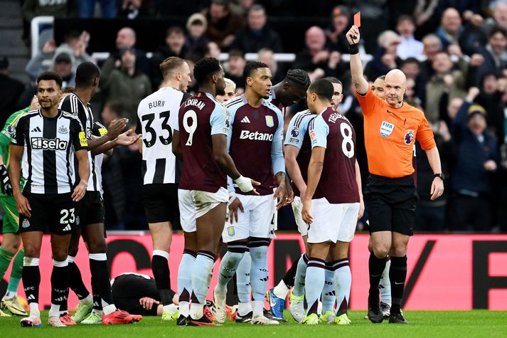 Villa-menn lentu í slæmum skelli á St. James Park.