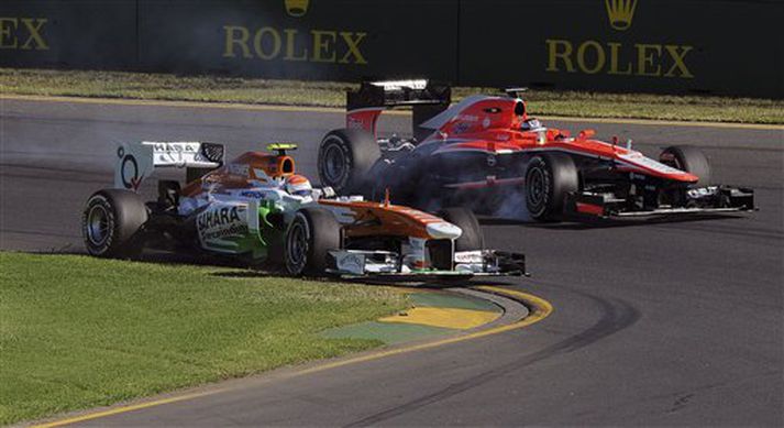 Adrian Sutil hlaut keppnissæti Force India fram yfir Jules Bianchi, sem hér sést aka Marussia-bíl vítt í þriðju beygju brautarinnar í Melbourne.