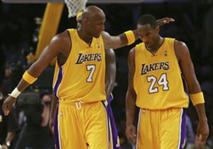 Lamar Odom og Kobe Bryant hjá LA Lakers leggja hér á ráðin í leik á dögunum, en sá fyrrnefndi verður nú frá keppni í nokkrar vikur