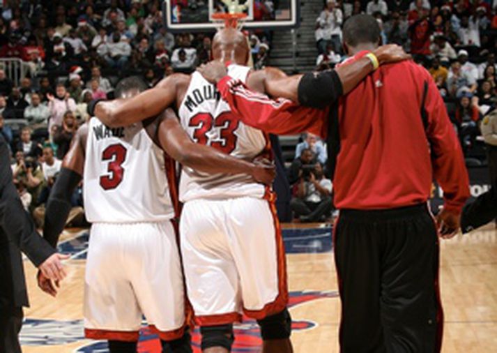 Mourning tók ekki í mál að vera borinn af velli á börum en naut aðstoðar Dwyane Wade við að komast til búningsherbergja