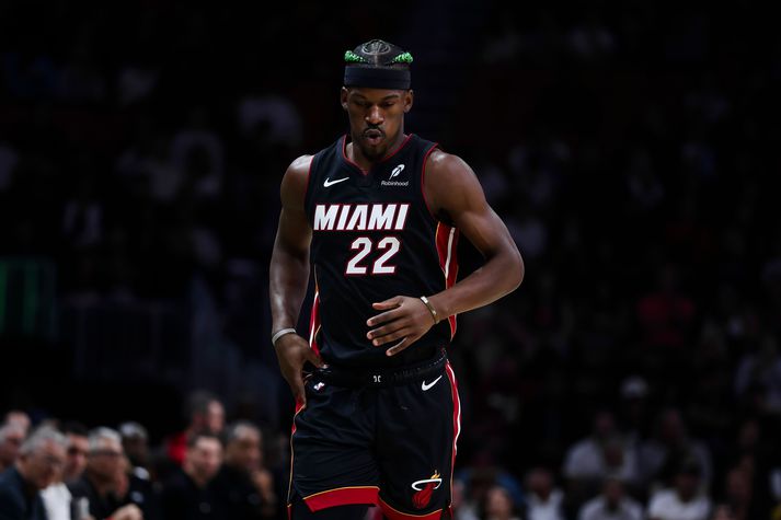 Jimmy Butler er ekki lengur í banni hjá Miami Heat en ætli það verði búið að skipta honum í annað lið áður en leikur kvöldsins hefst?