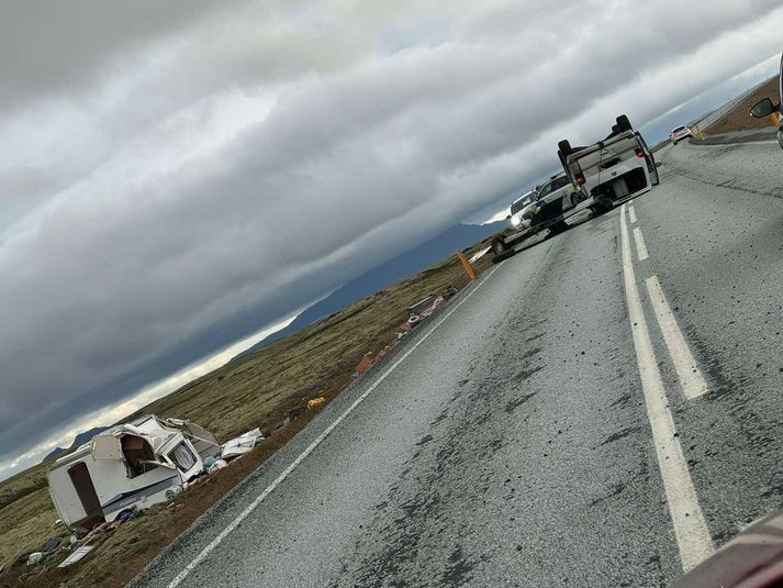 Frá slysstað á Lyngdalsheiðarvegi nú í kvöld. Sendiferðabíll sem var með hjólhýsi í eftirdragi valt og endaði á þakinu á miðjum veginum.