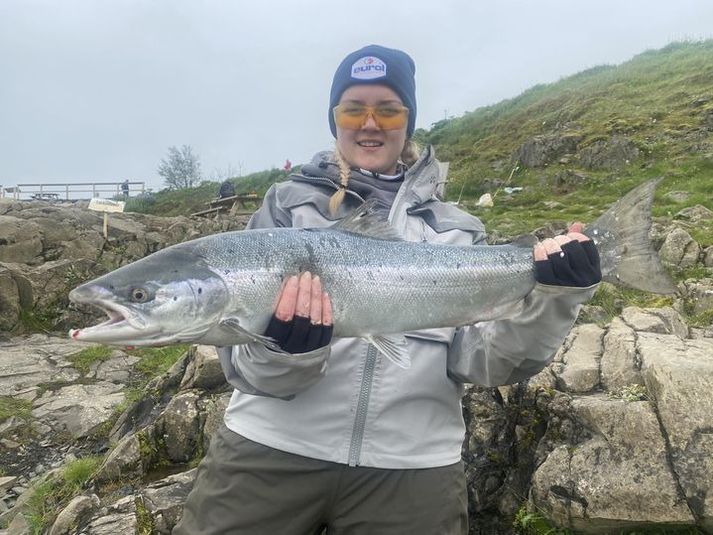 Helena Steinþórsdóttir með flottan lax úr Urriðafossi