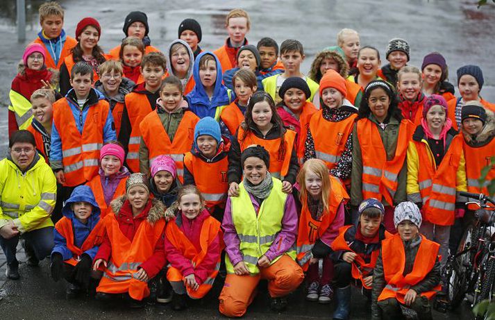 Ragnheiður með flottum hópi vinaliða sem stjórna leikjum í frímínútum.