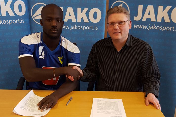 Pape Mamadou Faye og Jónas Gesti Jónassyni formaður knd. Víkings Ó við undirskrift á tveggja ára samningi á starfsstöð Jako í Kópavogi.