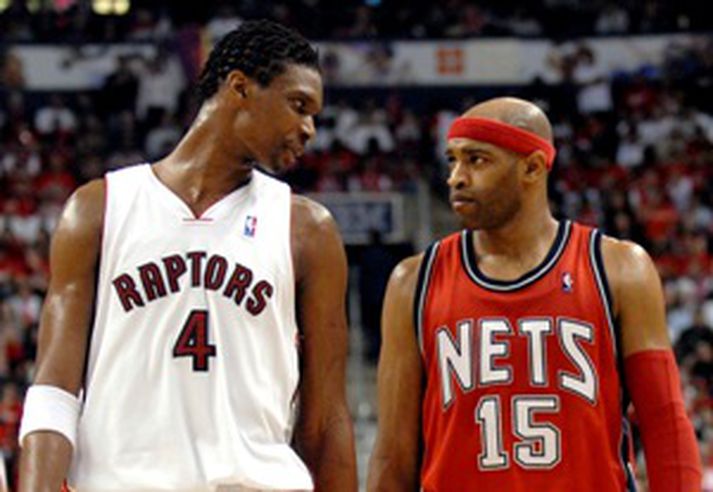 Chris Bosh lék vel fyrir Toronto í nótt og hér starir hann á Vince Carter sem var í liði Toronto þegar það vann síðast leik í úrslitakeppninni - gegn Detroit árið 2002.