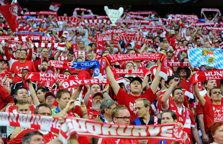 Stuðningsmenn Bayern hvetja liðið áfram á hinum glæsilega velli liðsins, Allianz Arena.