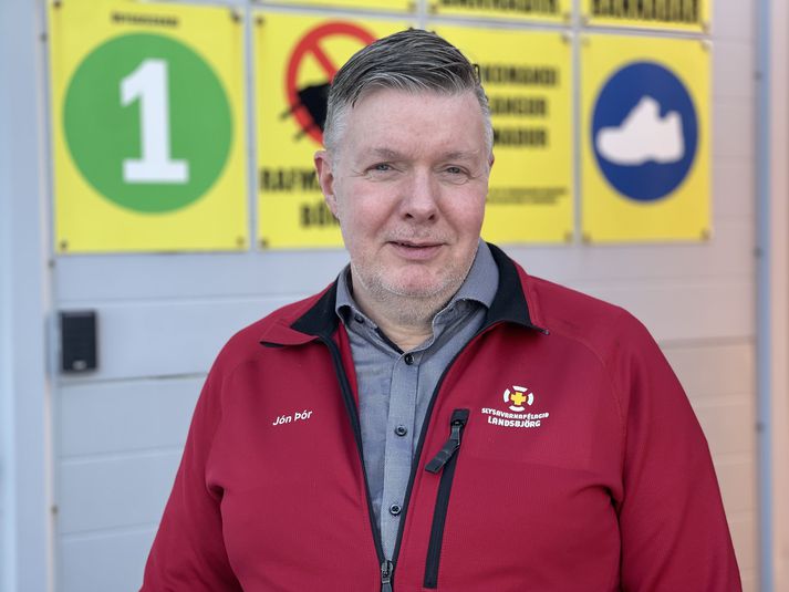 Jón Þór Víglundsson talsmaður Landsbjargar segir flugeldana geymda á öruggum stað fram að næstu áramótum. 