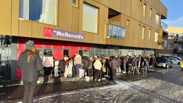 Röðin náði langt niður eftir götu og það var mikil stemning í röðinni.