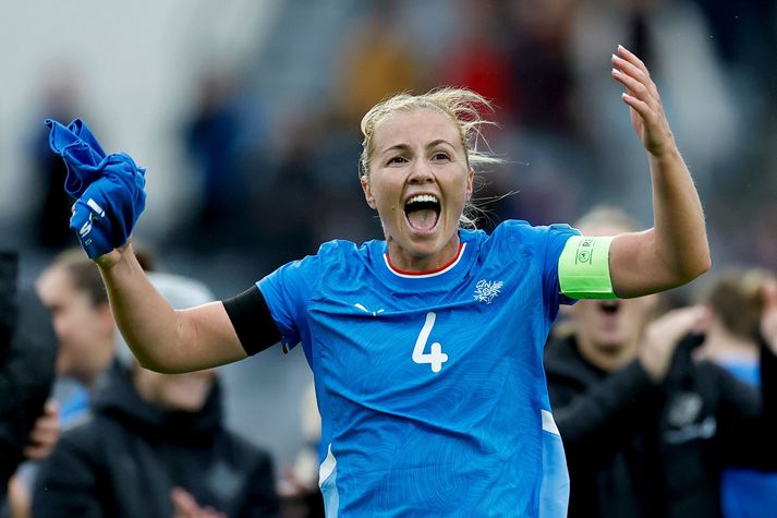 Glódís Perla Viggósdóttir fagnar hér sigri á þýska landsliðinu í sumar. Hún hefur átt marga stórleiki með Bayern München og íslenska landsliðinu á þessu ári.