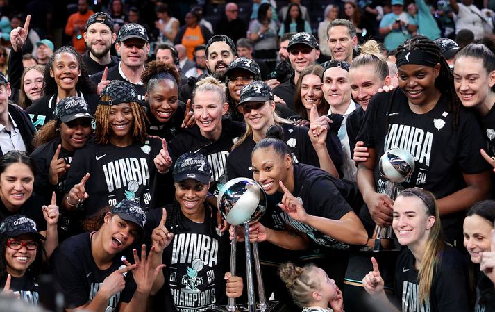 Leikmenn New York Liberty fagna WNBA meistaratitlinum.