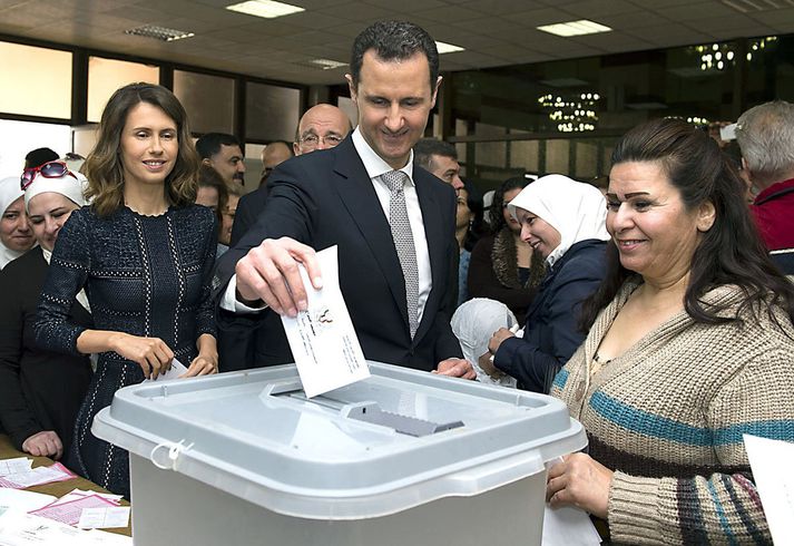 Bashar Al-Assad Sýrlandsforseti setur atkvæði sitt í kjörkassann.