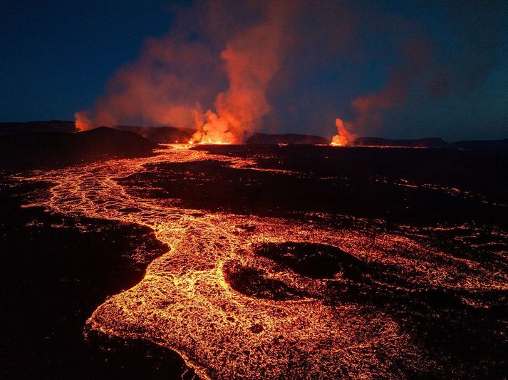 Kvika flæðir enn upp á þremur stöðum við Sundhnúksgíga.