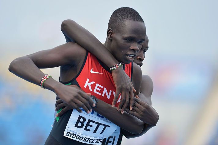 Kipyegon Bett með landa sínum Willy Kiplimo Tarbei eftir að þeir komu í mark í 800 metra hlaupi á HM U20 í júlí 2016.