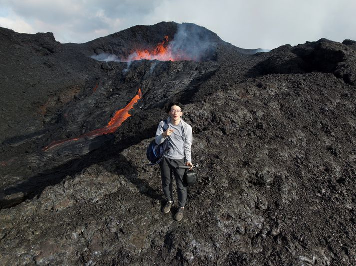 Ferðamaðurinn var einn á ferð við gosopið og veifaði þegar hann varð var við drónann fylgjast með sér.