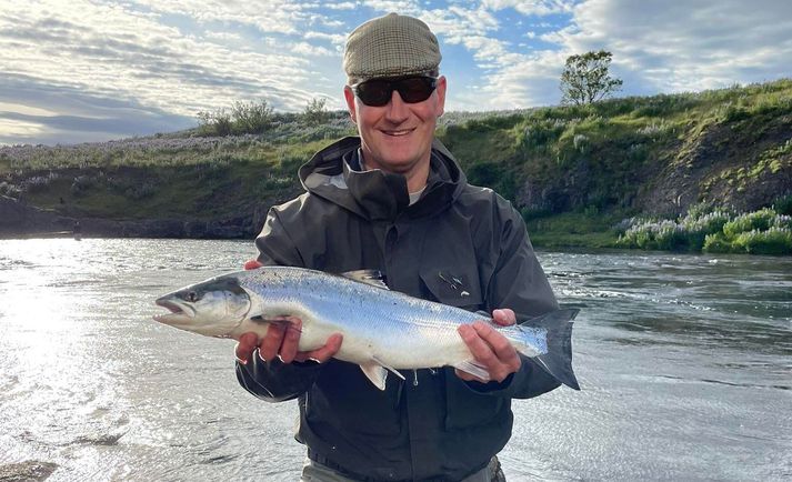 Árni Stefánsson með flottan lax úr Breiðunni í Hítará