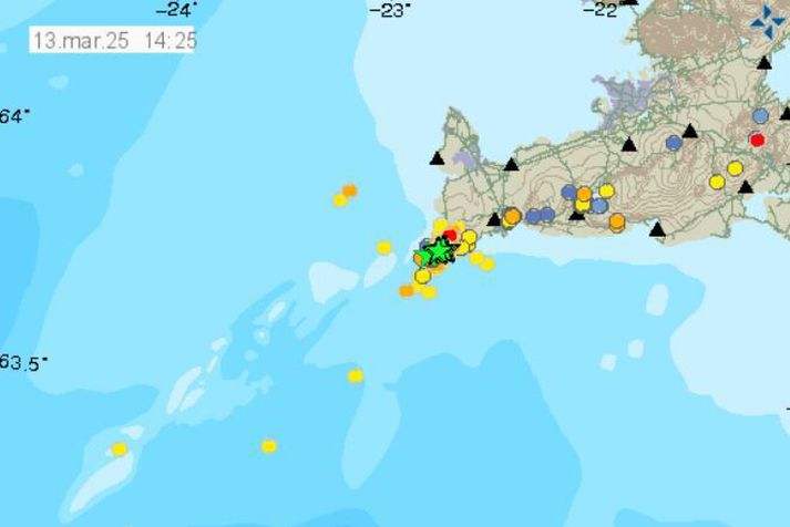 Tilkynningar hafa borist um að skjálftarnir hafi fundist í byggð, þar á meðal í Grindavík sem er um tólf kílómetra austan við virknina. 