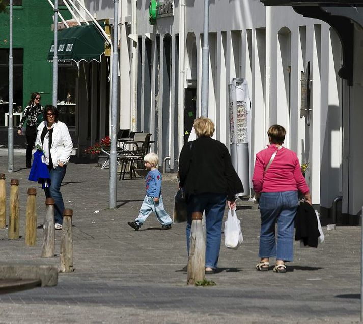 Mannlíf Engar ákærur hafa verið gefnar út vegna kynþáttamisréttis frá árinu 2003 og félagasamtökum hafa ekki borist kvartanir heldur. Þessu er fagnað í skýrslu nefndar gegn kynþáttafordómum. fréttablaðið/anton