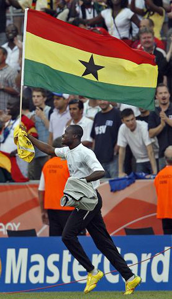 stemmning Steven Appiah var í góðu skapi eftir leikinn en leikmenn Ghana fögnuðu sem óðir væru eftir leikinn.