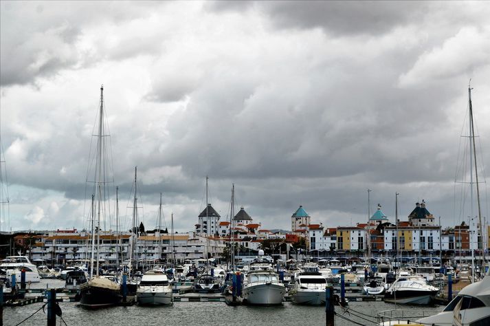 Smábátahöfnin í Faro og fallegar turnbyggingar í bakgrunni.