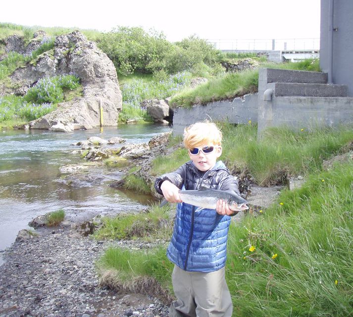 Hafþór með laxinn sem hann veiddi í morgun