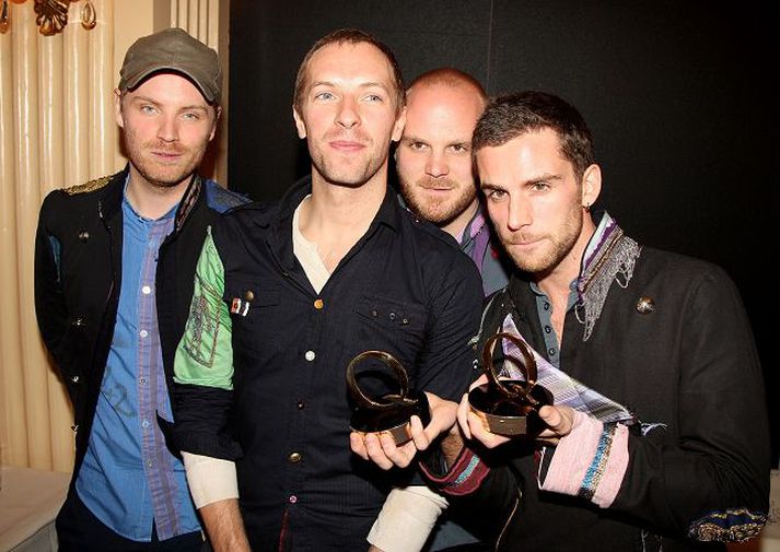 Coldplay heldur á verðlaununum sem sveitin fékk frá breska tónlistartímaritinu Q.
 nordicphotos/gettyimages