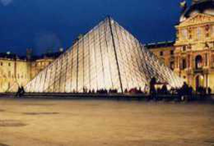 Louvre safnið í París.