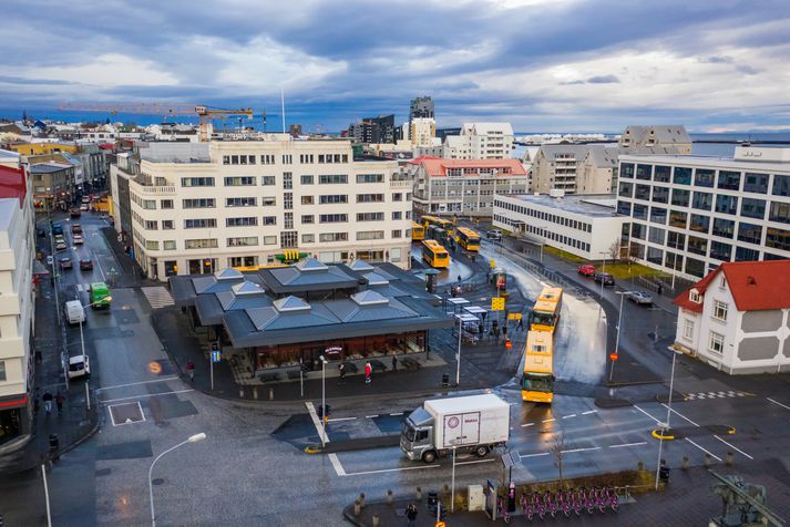 Gámurinn stendur við Hlemm sem einmitt stendur gegnt lögreglustöðinni í Reykjavík.