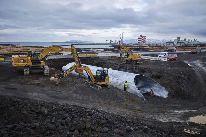 Stórvirkar vinnuvélar í framkvæmdum við tvöföldun Reykjanesbrautar. Í baksýn sést álver Rio Tinto í Straumsvík sem Hafnarfjarðarbær þarf að borga bætur vegna framkvæmdanna.