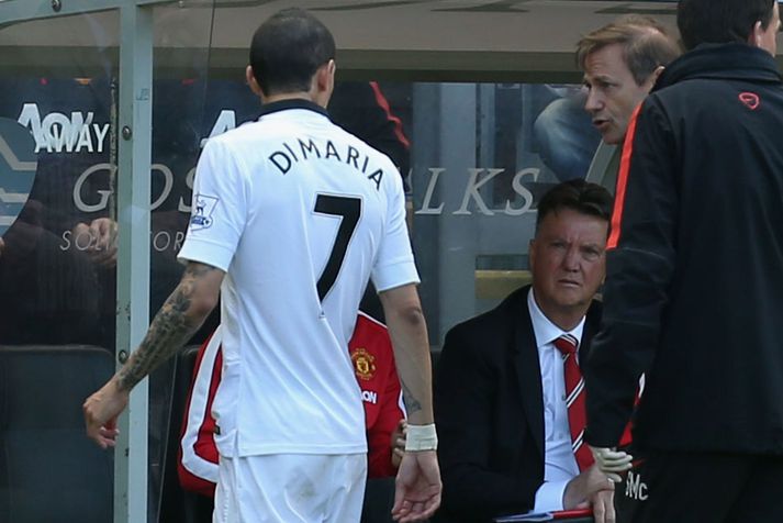  Angel di Maria tekinn af velli á tíma sínum með Manchester United og Louis van Gaal fylgist vel.