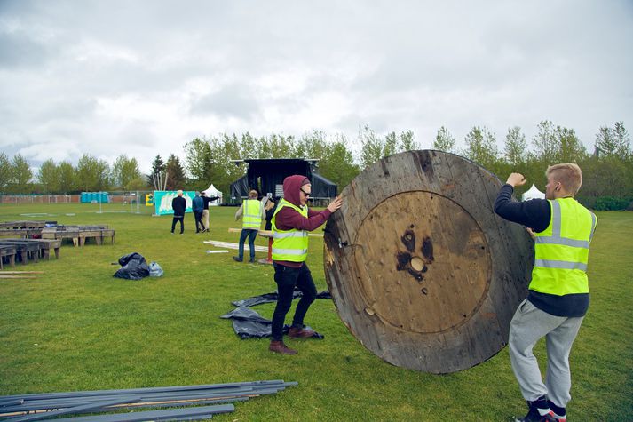 Fullt af starfsfólki er að störfum í dalnum.