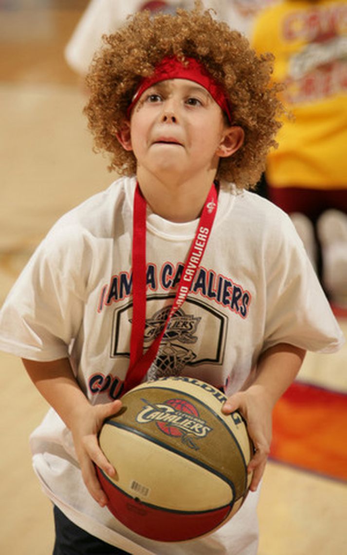 Nei, þetta er ekki Anderson Varejao á sínum yngri árum. Heldur ungur stuðningsmaður Cleveland sem vildi líkjast hetju sinni en fjölmargir stuðningsmenn Cleveland settu upp hárkollu honum til heiðurs í gær.