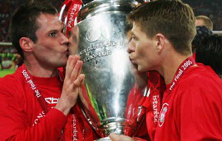 Jamie Carragher og Steven Gerrard hjá Liverpool kyssa hér Evrópubikarinn sem þeir fengu afhentan í Istanbúl síðastliðið vor, en Liverpool fékk hann einmitt til eignar og verður nýr bikar afhentur eftir næsta úrslitaleik