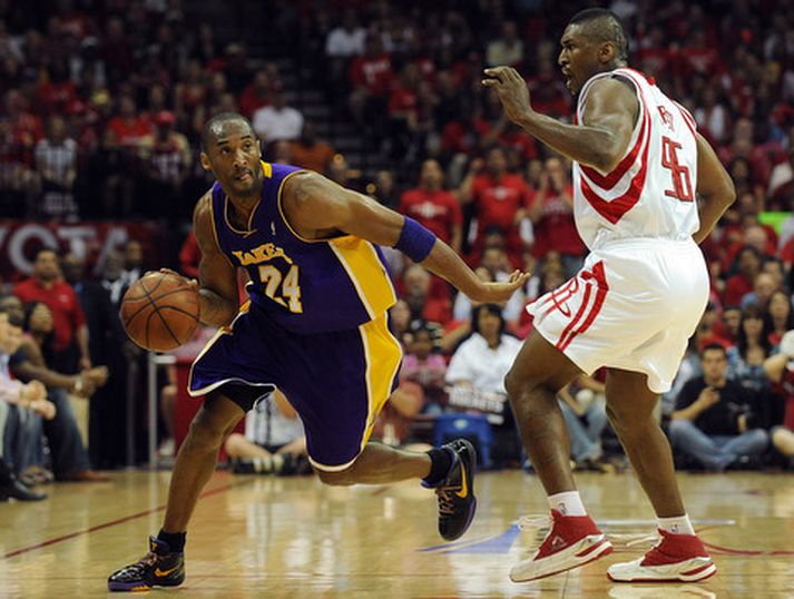 Ron Artest sést reyna að dekka Kobe Bryant  en þeir leika saman hjá Los Angeles Lakers í vetur.