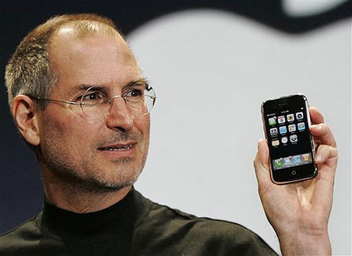 Steven Jobs með iPhone í hendinni.